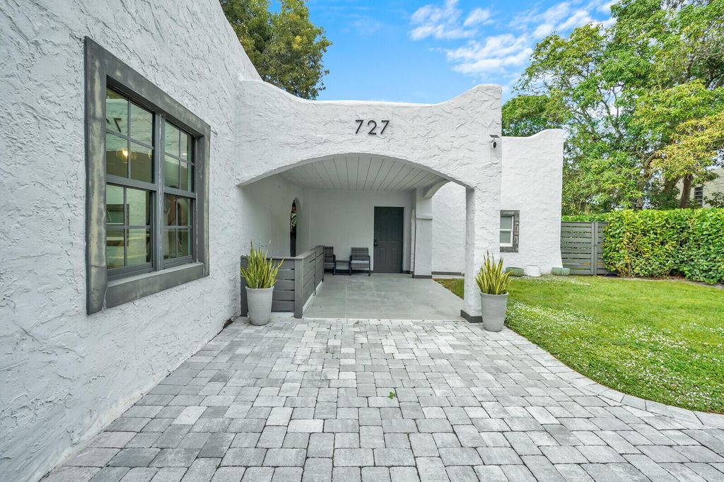 Photo of 727 S Fernwood Drive S, West Palm Beach, FL 33405 (MLS # R11143671)