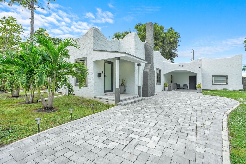 Photo of 727 S Fernwood Drive S, West Palm Beach, FL 33405 (MLS # R11143671)