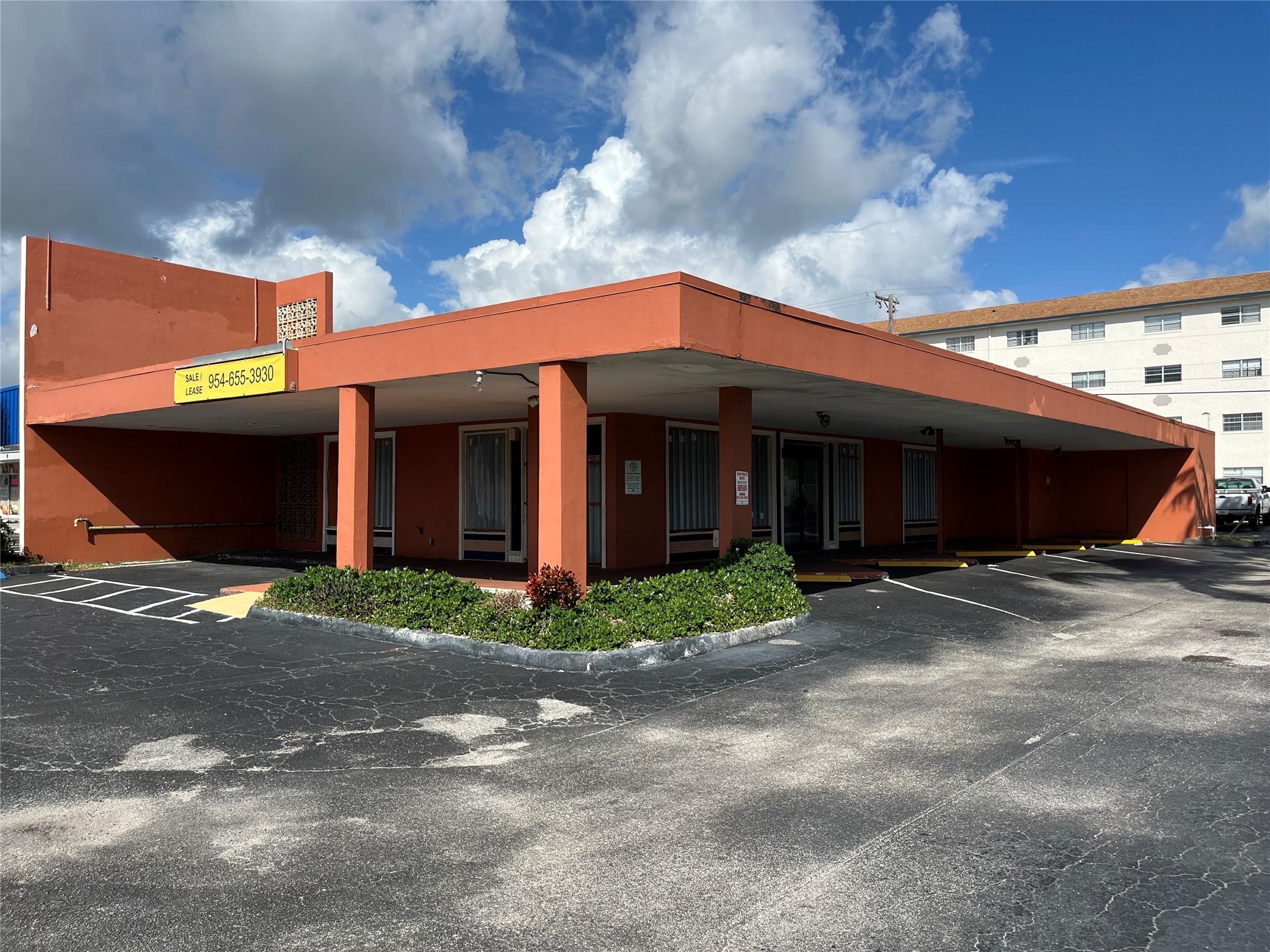 FREE STAND RESTAURANT BUILDING WITH PARKINGS, HIGH TRAFFIC COMMERICAL BLVD, RESTAURANT SET UP, Good for all kind business. NEEDS TLC & WORKS, OWNER WILL CONSIDER ALL OFFERS. Great investment