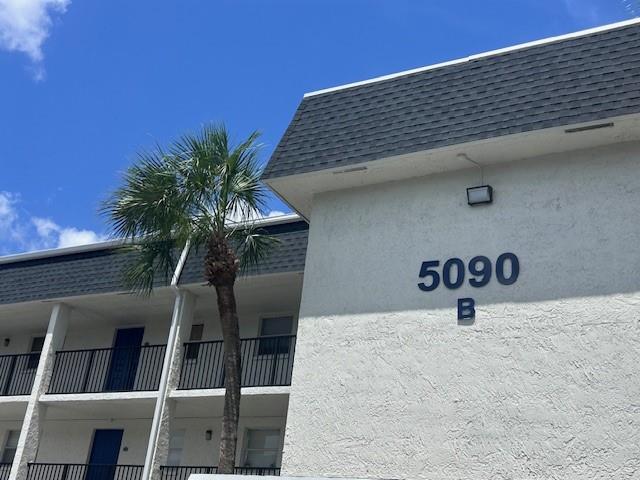 Cozy and Beautiful 2/2 unit overlooking pool and garden view from your screened in large balcony. Completely updated bathrooms with custom made tiles and updated kitchen with new appliances.
Custom made tiles throughout with washer and dryer in unit. Large closets with built in shelving. Walk in closet.
Elevator, Pool, Tennis, Walking trails, Trees. Close to Horses, Fresh Markets, Shopping, Restaurants, Coffee Shoppes, Whole Foods, Trader Joes and much much more. Peaceful area with tons of walking trails and greenery.
Assigned parking and guest parking. Close to Hard Rock Hotel and Casino.