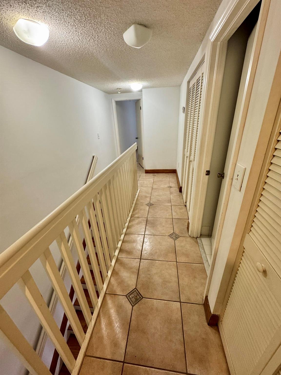 THE OAKVIEW CONDO NO 5 - Residential Lease