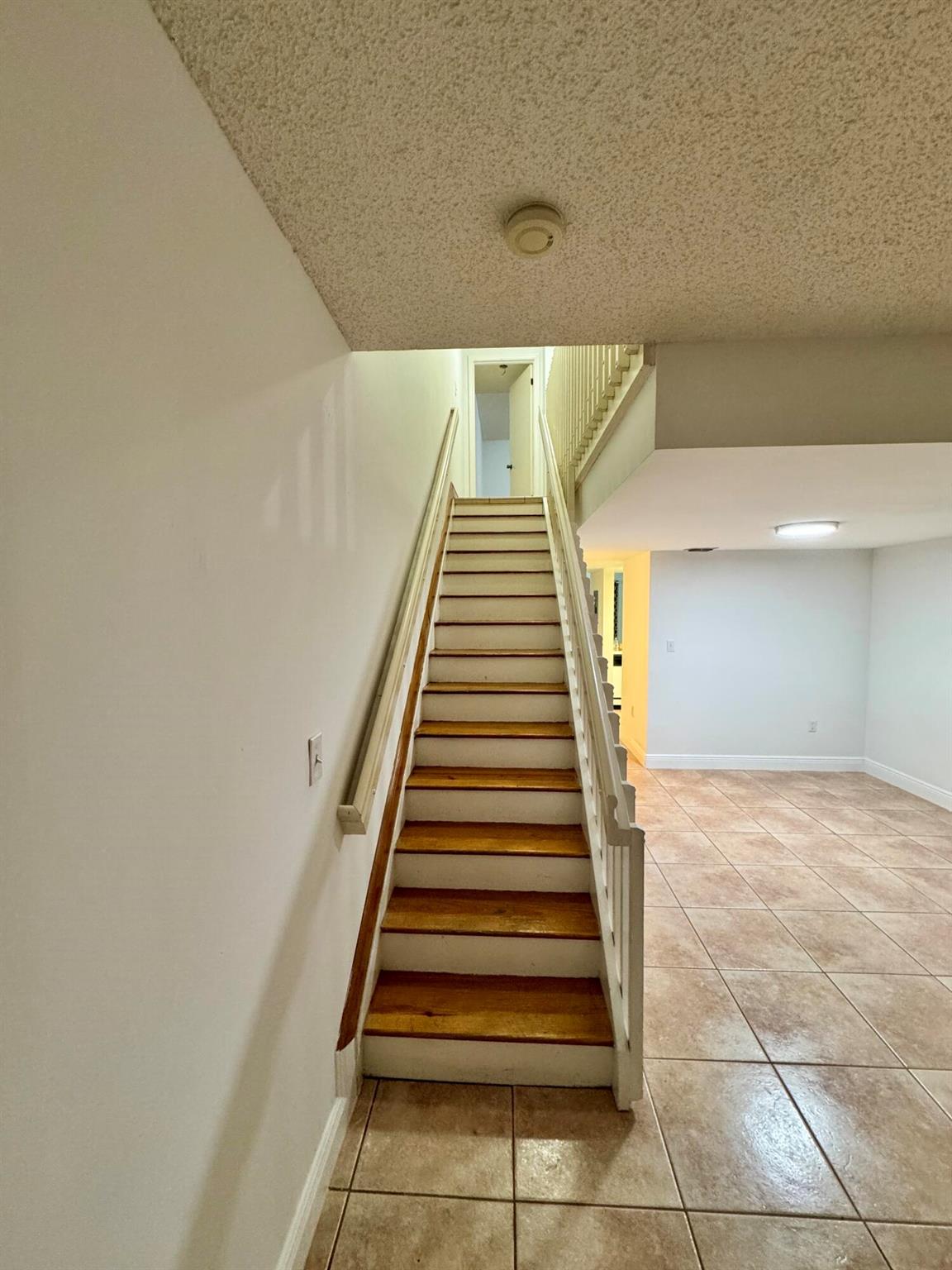 THE OAKVIEW CONDO NO 5 - Residential Lease