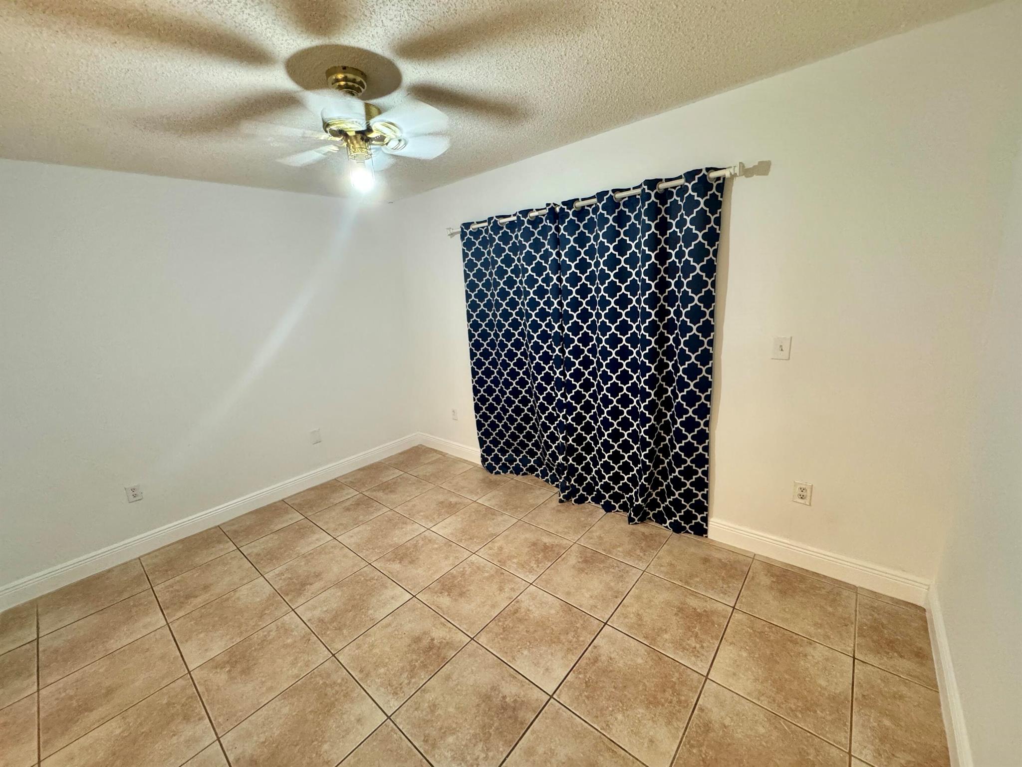 THE OAKVIEW CONDO NO 5 - Residential Lease