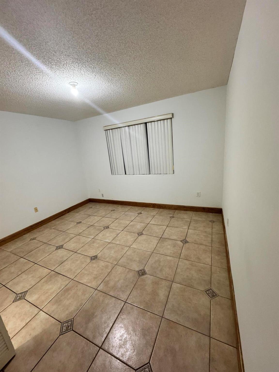 THE OAKVIEW CONDO NO 5 - Residential Lease