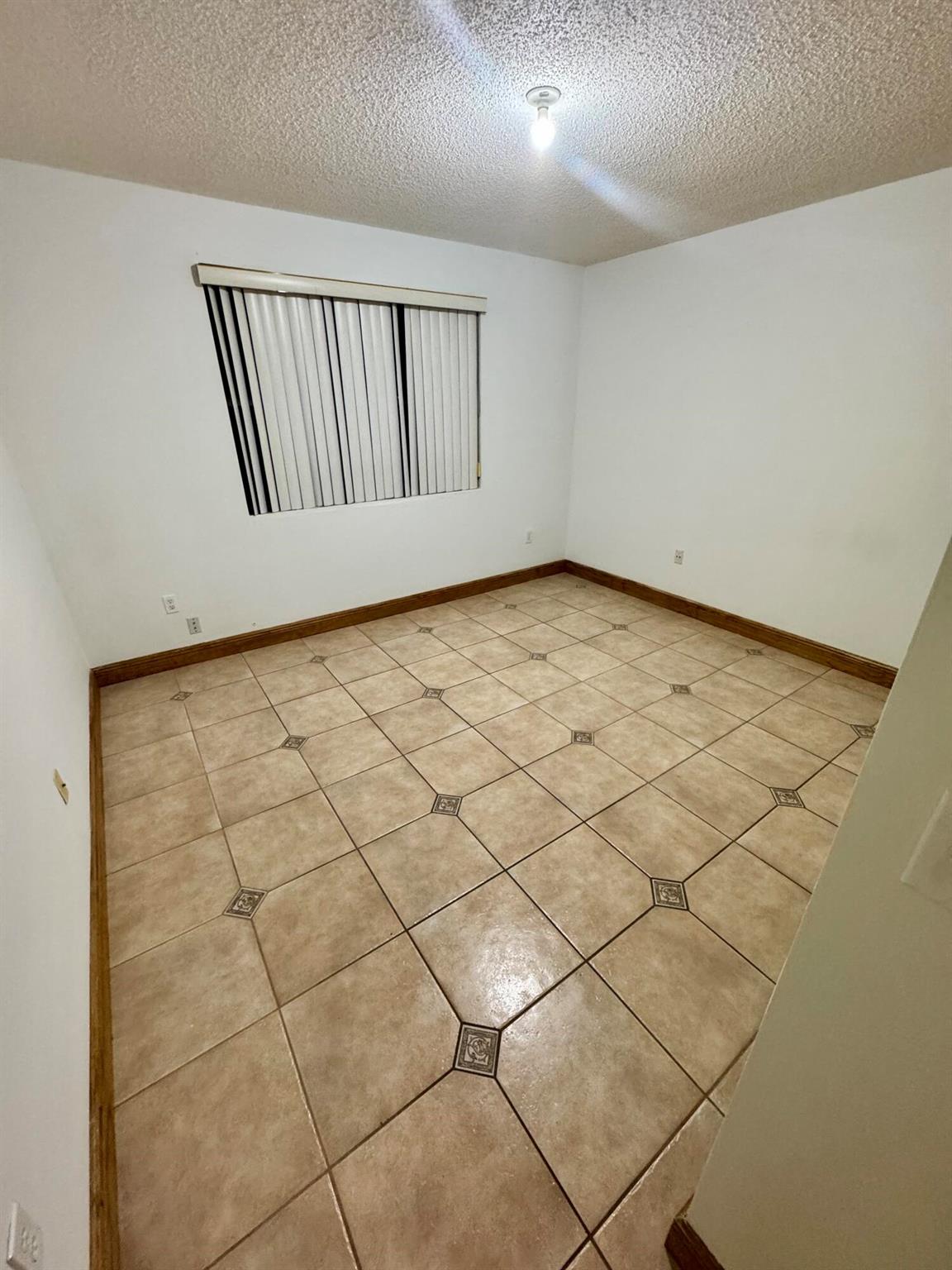 THE OAKVIEW CONDO NO 5 - Residential Lease