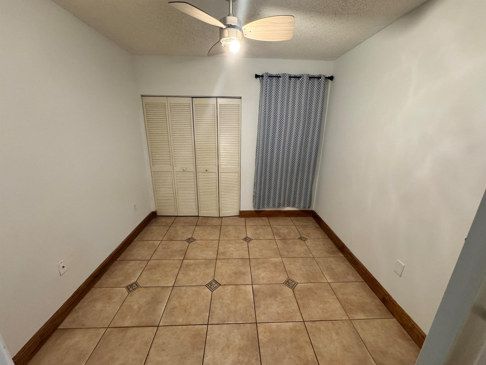 THE OAKVIEW CONDO NO 5 - Residential Lease