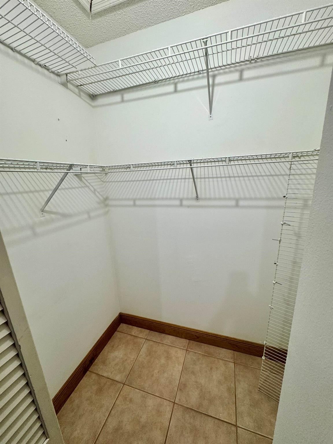 THE OAKVIEW CONDO NO 5 - Residential Lease