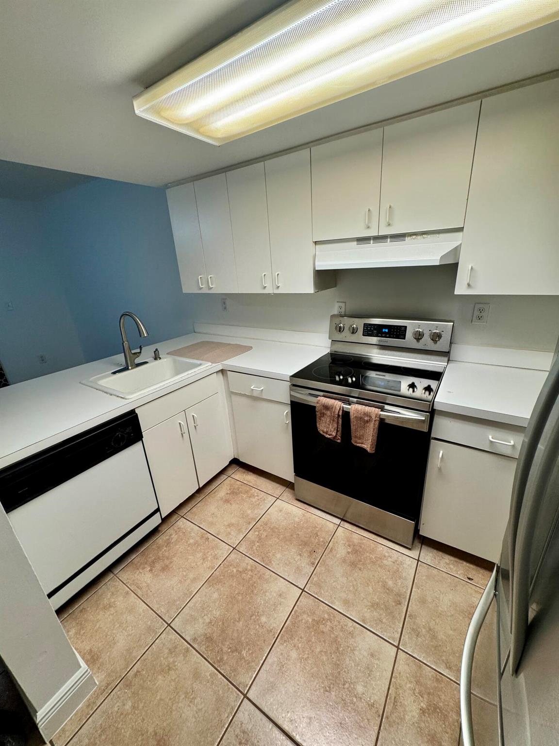 THE OAKVIEW CONDO NO 5 - Residential Lease