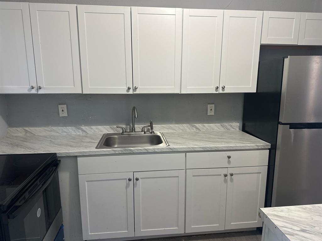 LARGE 2 bedroom with private fenced in patio! Relax outdoors in your private area, perfect for BBQing! This remodeled unit has new kitchen, new tile floors throughout, new bathroom. Laundry onsite. Tenant must agree to rent paid via ACH from bank account. Rapid approval and move in possible!
