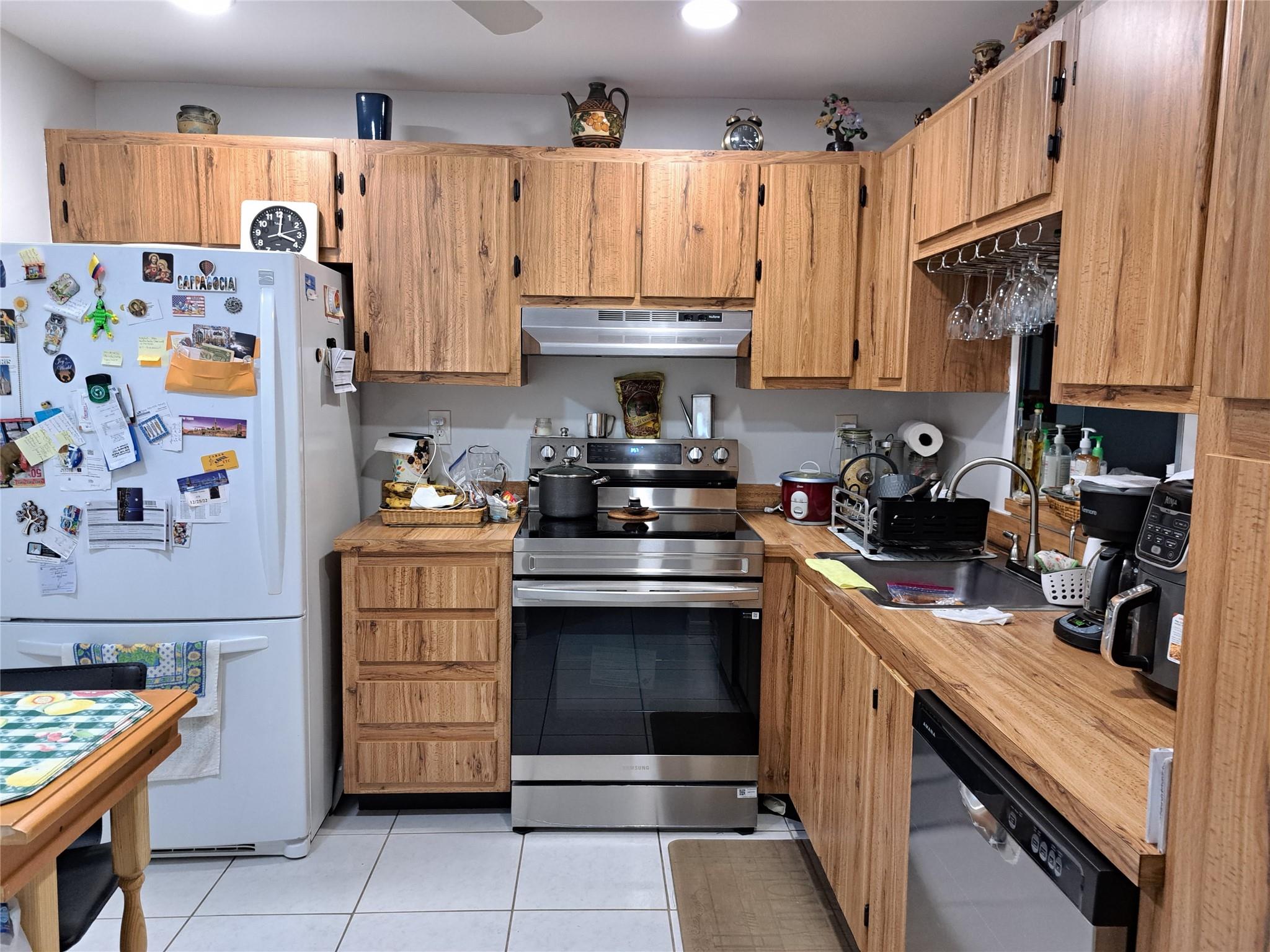 Welcome to your new home!!!! This spacius residence offers a bright and open layaout, featuring, 2 bedrooms, 2 bathrooms, and private balcony, perfect for relaxing or enjoying your morning coffe with an excellent view to golf club and green area.
All Ages welcome, just first and deposit.