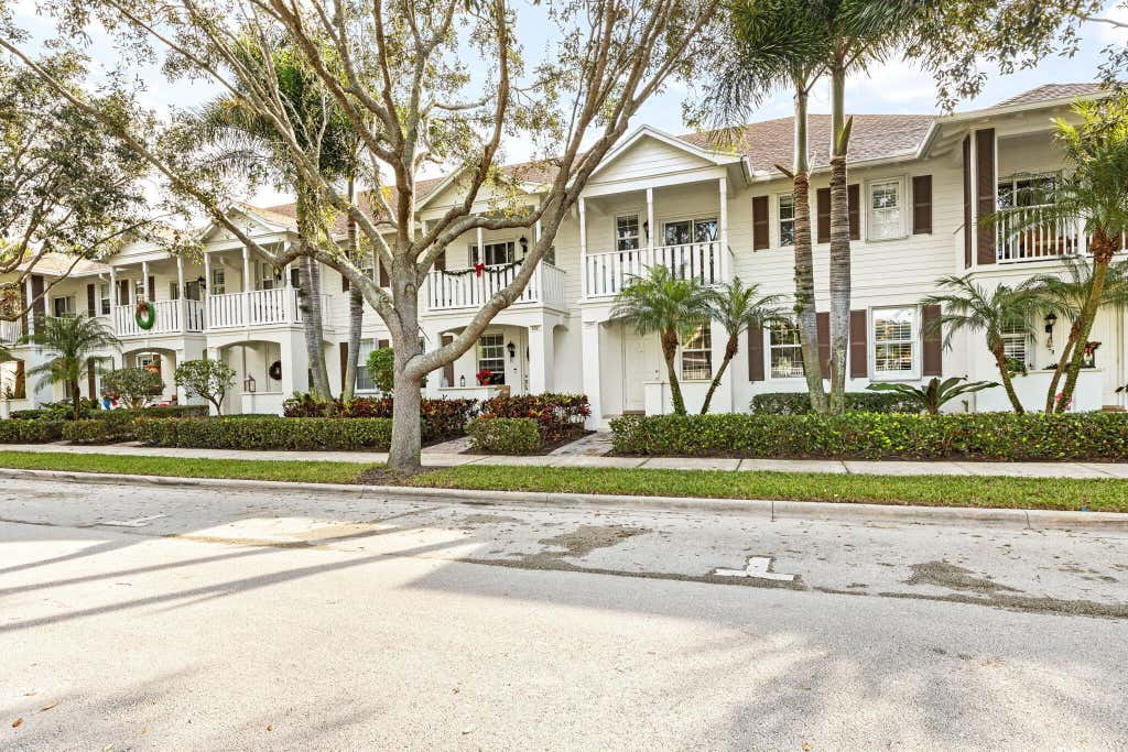 Photo of 2889 E Community Drive, Jupiter, FL 33458 (MLS # B26051641)