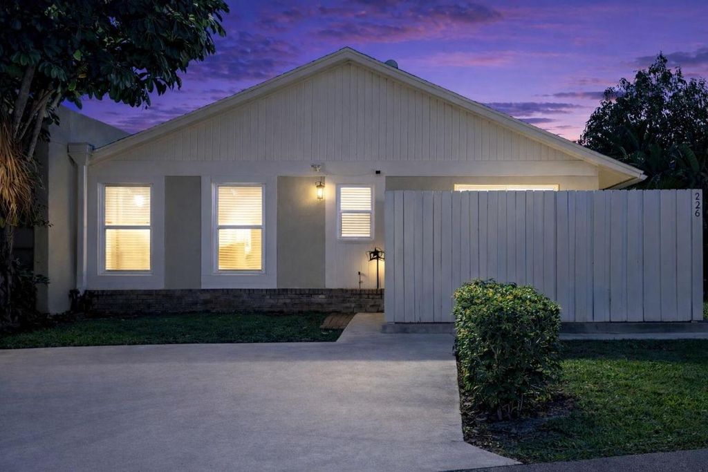 Photo of 226 SE 1st Circle, Boynton Beach, FL 33435 (MLS # R11158372)