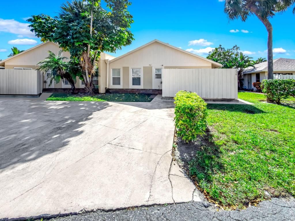 Photo of 226 SE 1st Circle, Boynton Beach, FL 33435 (MLS # R11158372)