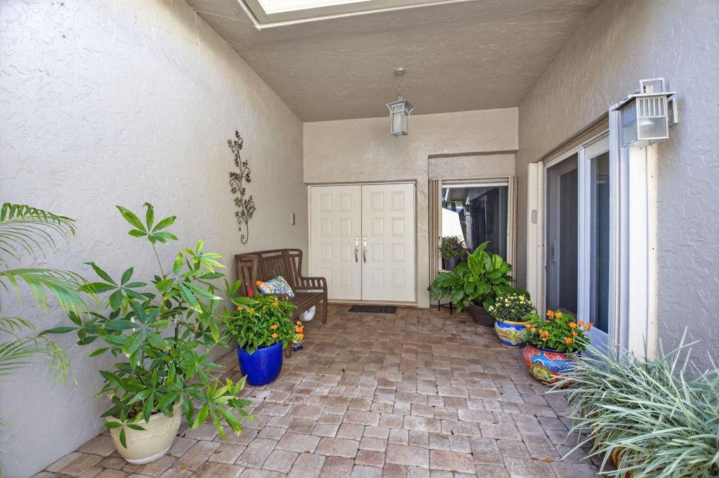 Photo of 5656 Pinecrest Circle, Boca Raton, FL 33433 (MLS # R11142950)