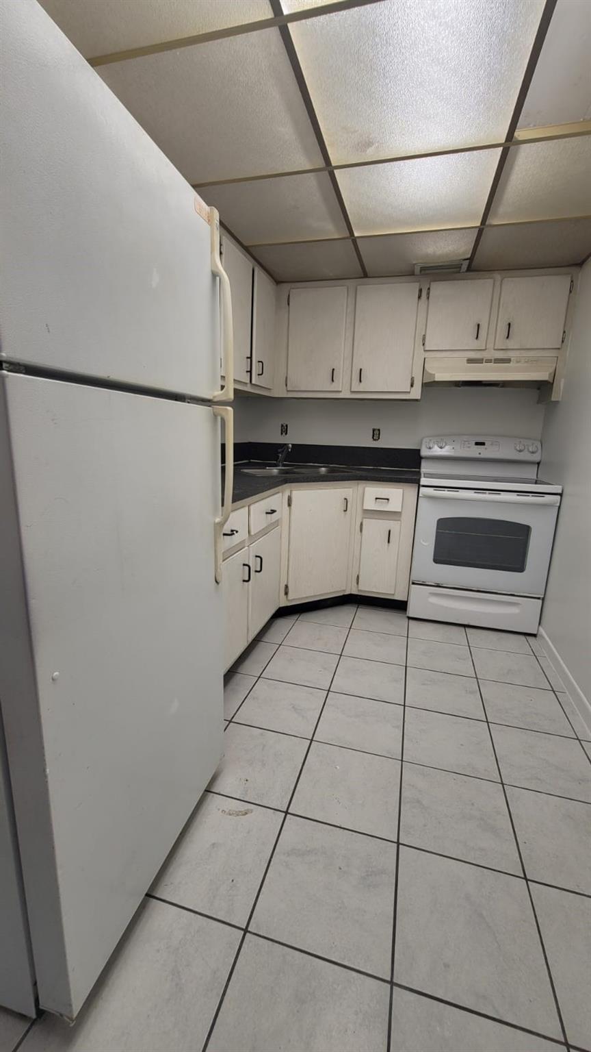 Freshly painted spacious 1-bedroom, 1-bath unit located in the Village Green complex in Plantation. Investor frinedly community The apartment is conveniently located near a Hospital, shopping centers, highways, and restaurants, with easy access to public transportation. Condo features pool and laundry room. Unit needs minor repairs. Owner is selling this property as is. No age restrictions. No rental restrictions. No special assessments.
Easy to show ! please, click on show assist .