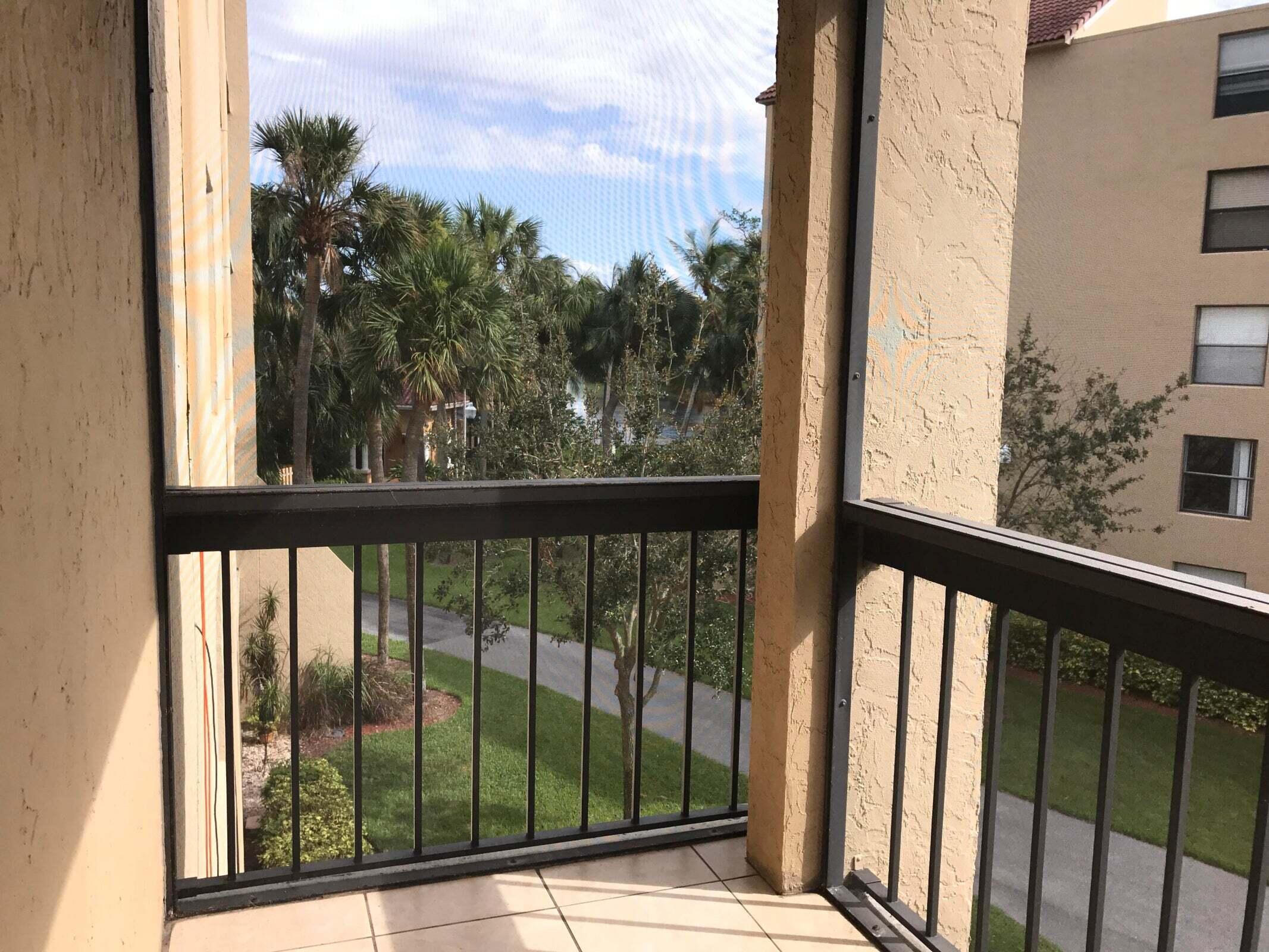 Lovely 1BR condo in the centrally located Lakeside of Delray. 3rd floor corner unit with wrap-around terrace. Stainless appliances. Close to shopping, beaches and Atlantic Avenue. Check it out today!