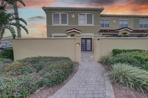 2888 Bella Vista Drive, Davenport, FL MLS: R11052397
