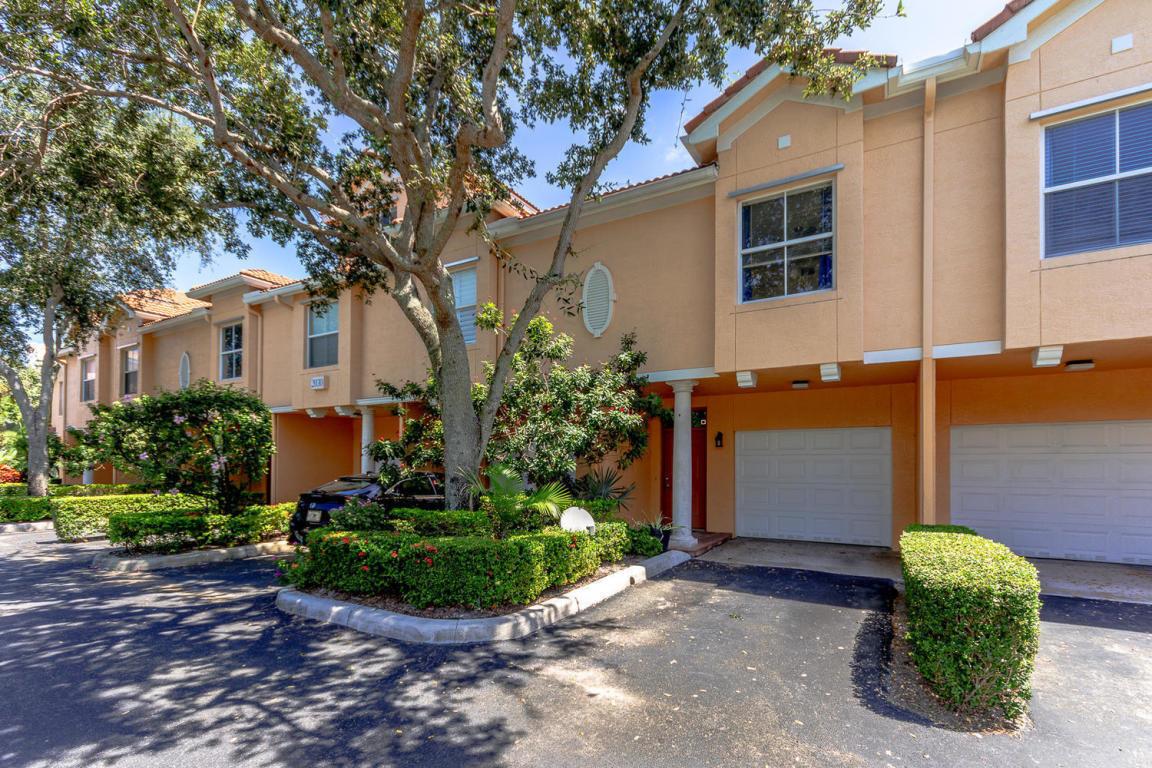 Newly renovated lakefront townhome with 2 bedrooms and 2 bathrooms. Bright and spacious layout, brand new kitchen with new Samsung stainless steel appliances, Calacatta quartz countertops, and self/soft close white shaker cabinets. Custom built closets for each bedroom. Bathrooms are brand new, with new fixtures. All LED lighting and newer a/c system. Entire home has been freshly painted. Short drive to highways, hospitals, beaches and downtown area. Walking distance to Target, Wholefoods, restaurants, and much more. Available now furnished or unfurnished.