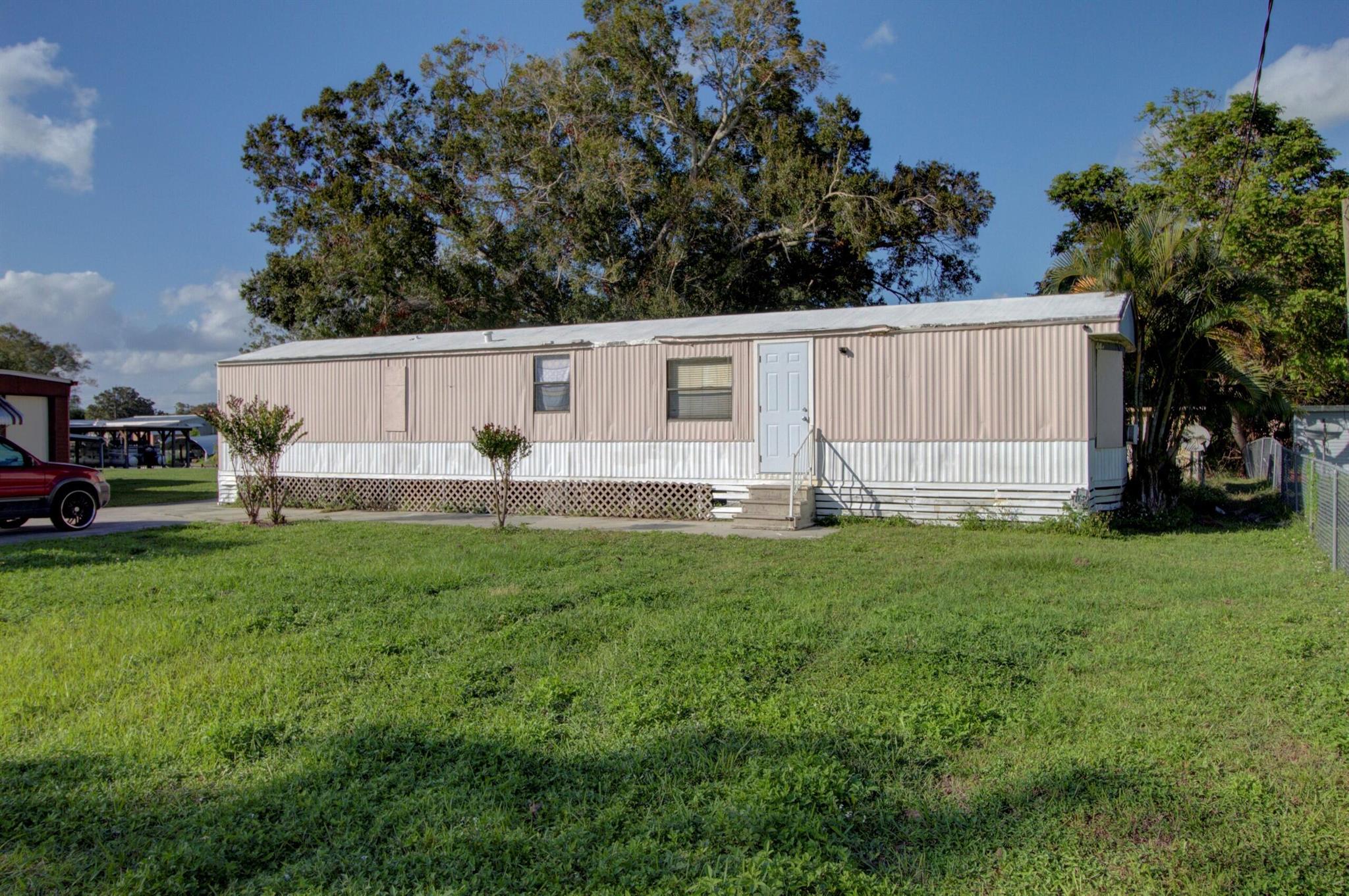 Treasure Island - Waterfront 2-bed, 1-bath fixer-upper with easy access to Lake Okeechobee! Features a paved driveway, perfect for fishing or boating enthusiasts. Currently leased for $1,000/month, this property offers great investment potential.