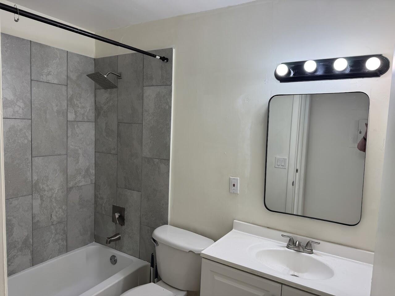 1227 SW Lion Avenue SW 301