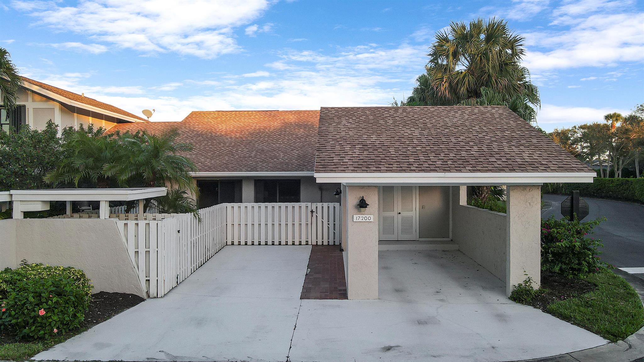 3 BEDROOM 2 BATH CORNER UNIT AVAILABLE NOW IN DESIRABLE COMMUNITY OF CAPE POINTE IN JONATHANS LANDING. BEAUTIFUL COMMUNITY POOL AREA OVERLOOKING THE WATER VILLA IS WALKING DISTANCE TO POOL. BASIC CABLE AND INTERNET INCLUDED.