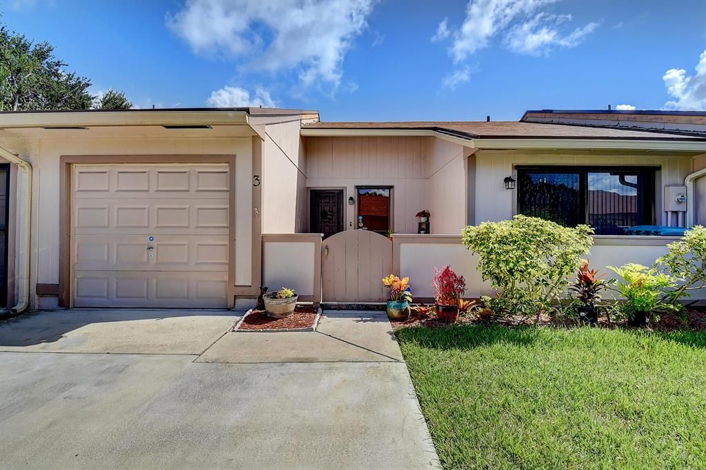 Photo of 3 Walcott Drive, Boynton Beach, FL 33426 (MLS # R10739050)