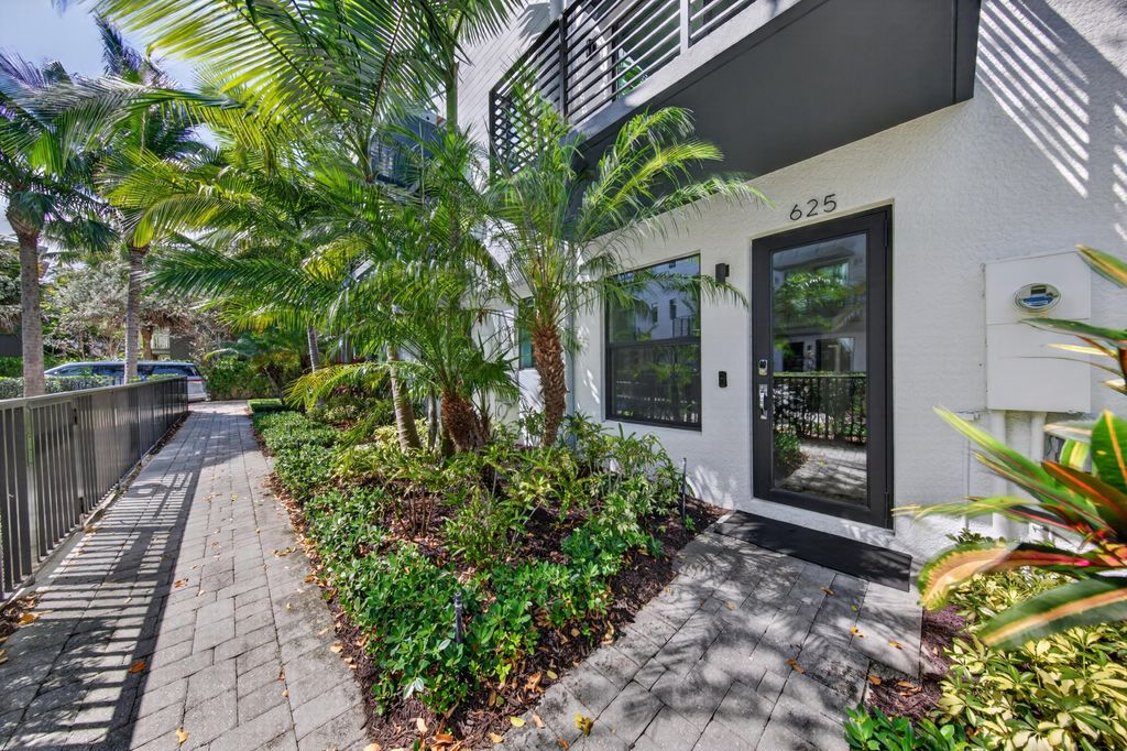 Photo of 625 NE 22nd Drive, Wilton Manors, FL 33305 (MLS # B26030388)
