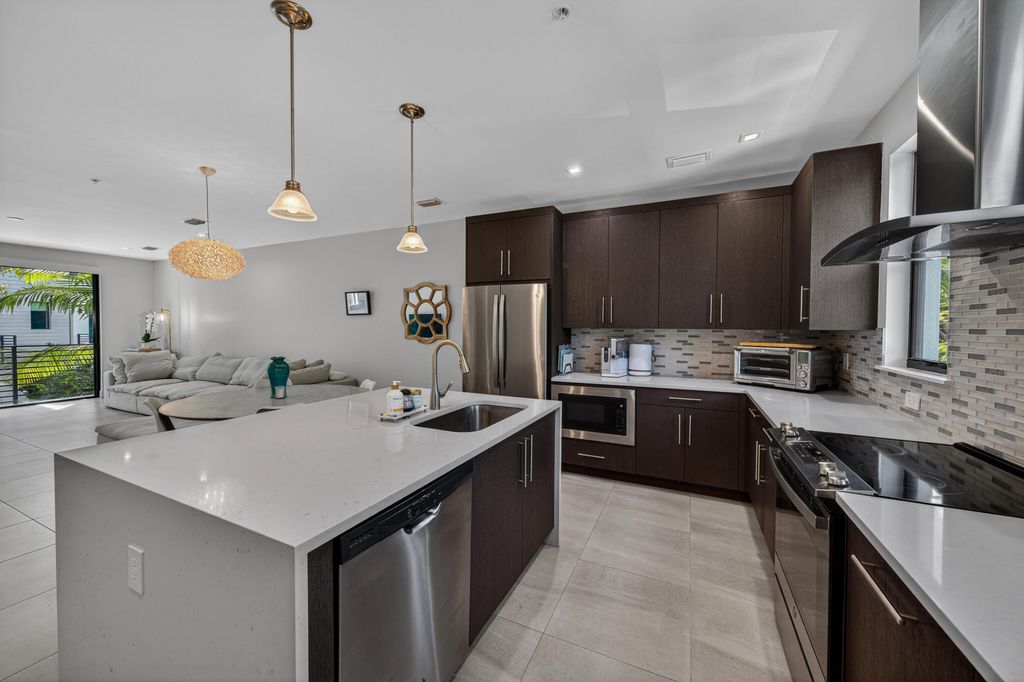 Photo of 625 NE 22nd Drive, Wilton Manors, FL 33305 (MLS # B26030388)