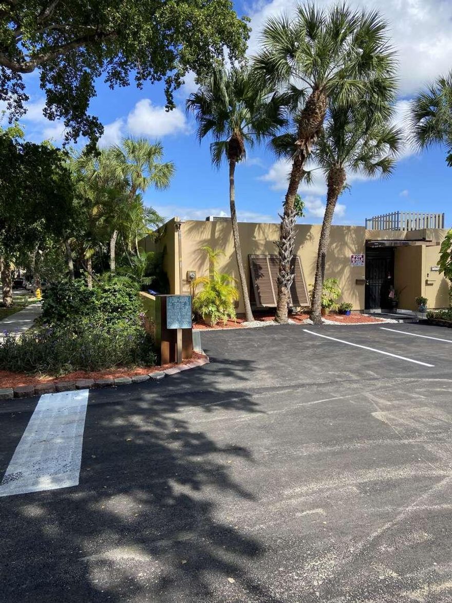 One of the best Waterfront Townhouses in Miami Lakes, this is one of the only Property's that includes Waterfront plus side yard, Master Room includes a Large Bathroom with a Bathtub plus a separate Shower, 3 Private Parking Spaces, Large dock for BBQ plus a Large Terrace with Lake View, the location offers easy access to the main Highways, Miami Lakes best schools are at a walking distance plus Optimus Park Miami Lakes.