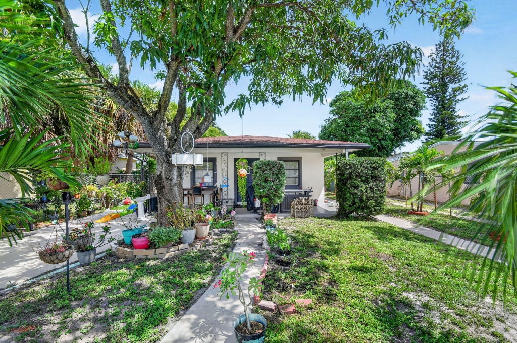 Photo of 1020 S K Street, Lake Worth Beach, FL 33460 (MLS # B26077721)