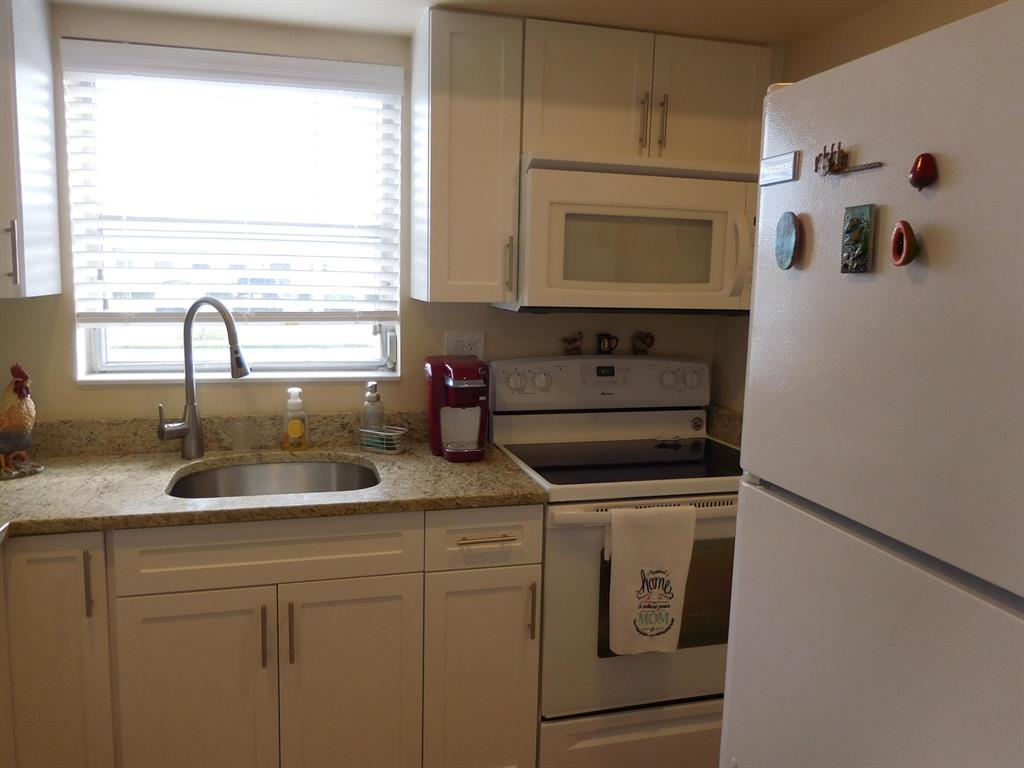 CRESTHAVEN VILLAS CONDO 33 - Residential