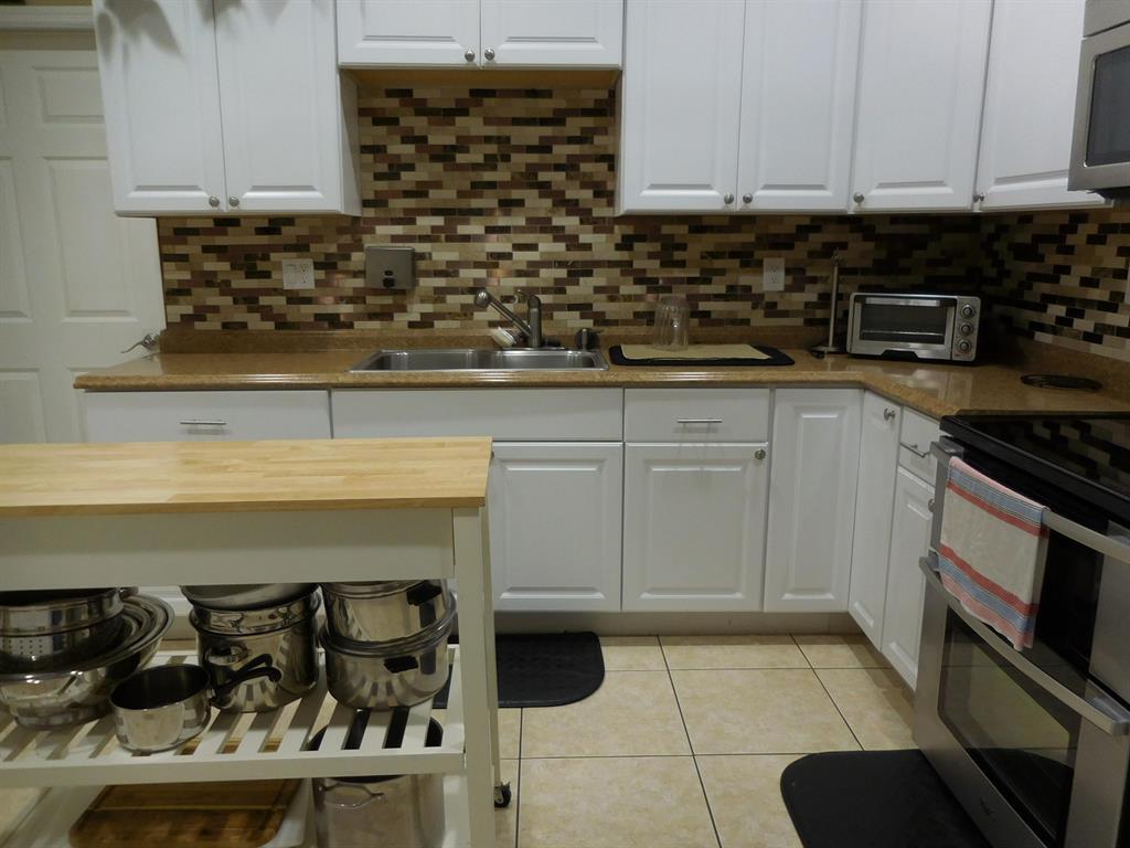 CRESTHAVEN VILLAS CONDO 33 - Residential