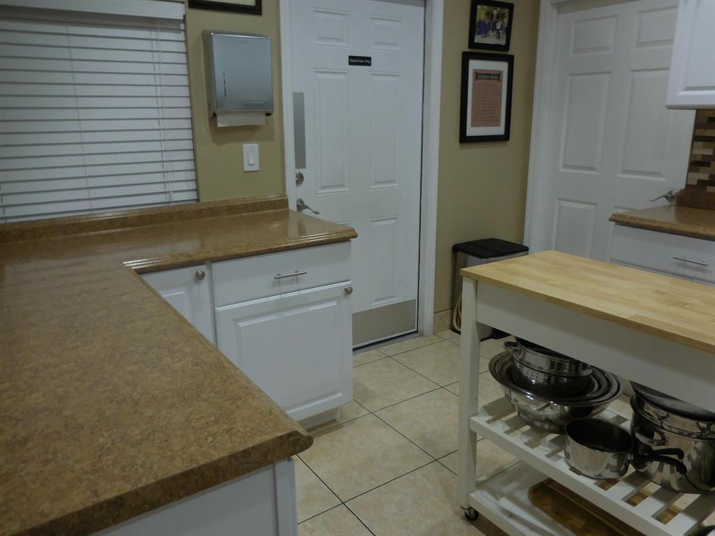 CRESTHAVEN VILLAS CONDO 33 - Residential