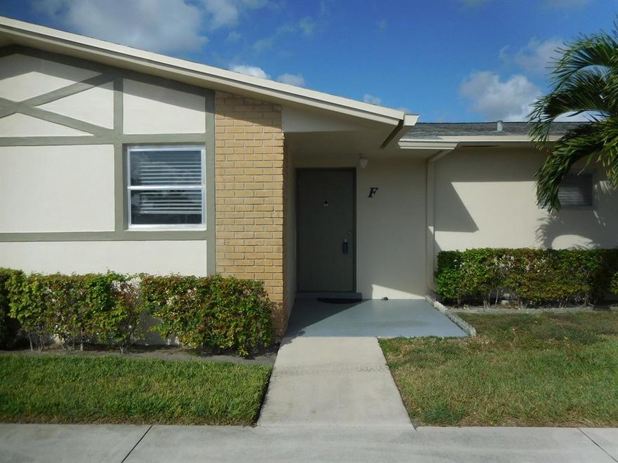 REMODELED 1/1 FEATURES GRANITE COUNTER TOPS, KITCHEN & BATH. NEWER CABINETS, TILE AND LAMINATE FLOORS, NEWER APPLIANCES, CEILING FANS, SHUTTERS IN PORCH. GREAT FOR 2ND HOME, WINTER HOME, OR RETIREMENT HOME. ACTIVE COMMUNITY WITH A TERRIFIC CLUB HOUSE, BILLIARDS, POOL, SHUFFLEBOARD, EXERCISE ROOM. CARD ROOM AND MORE. ALL VERY WELL KEPT! PRICED TO SELL. ALL FIGURES ARE APPROXIMATE.