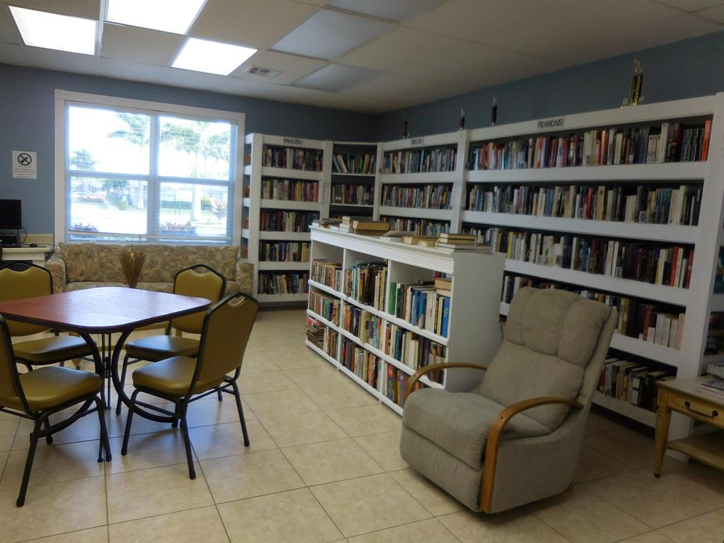 CRESTHAVEN VILLAS CONDO 33 - Residential