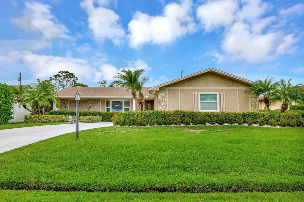 Photo of 519 SE Brookside Terrace, Port Saint Lucie, FL 34983 (MLS # R11097458)