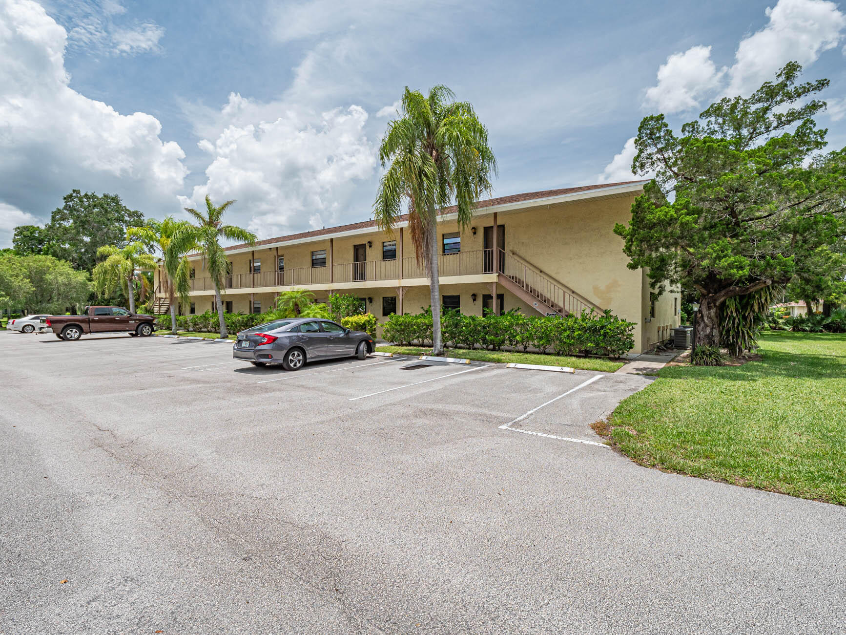 OAK PARK TERRACE UNITS 1-16 - Residential Lease