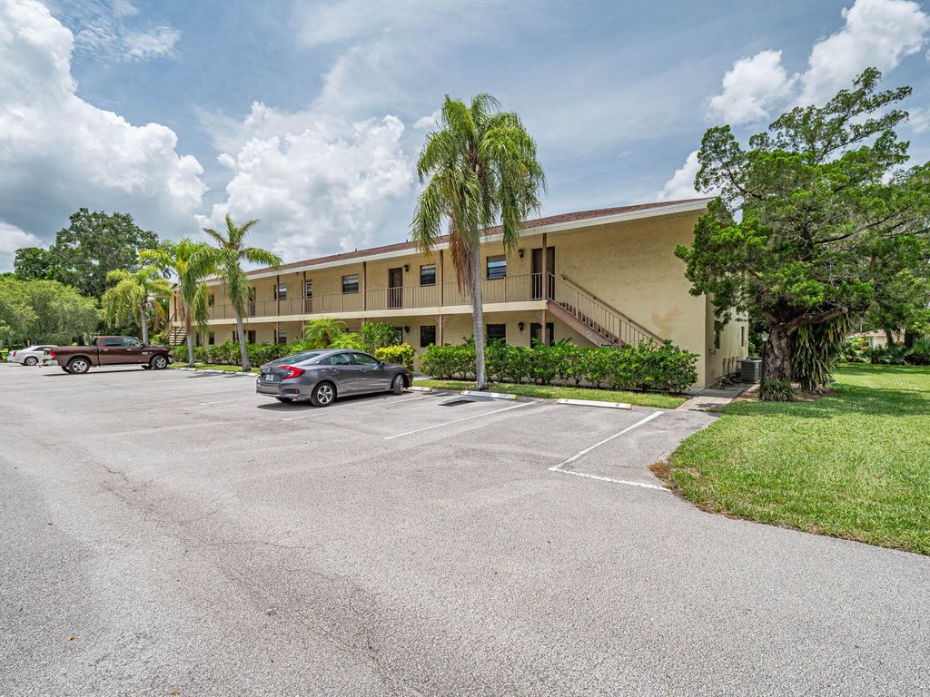 Photo of 400 18th Street #F7, Vero Beach, FL 32960 (MLS # B26003341)