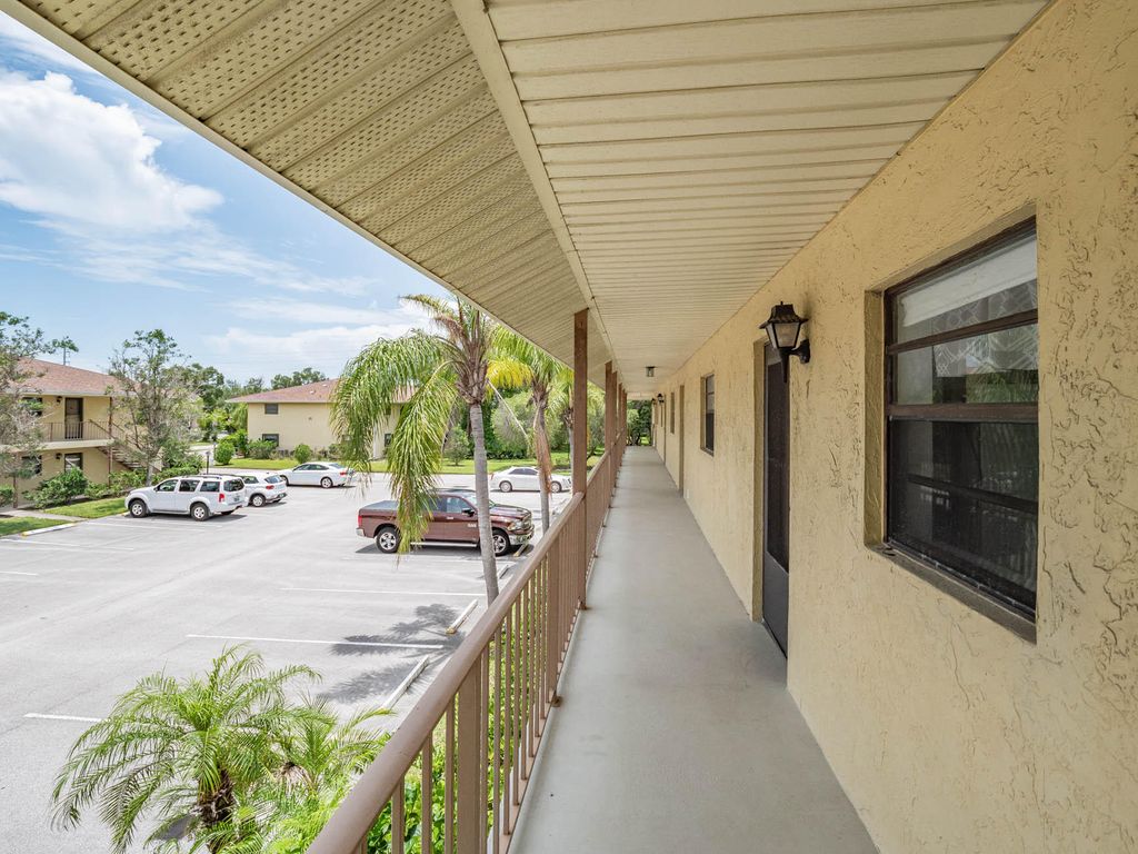 Photo of 400 18th Street #F7, Vero Beach, FL 32960 (MLS # B26003341)