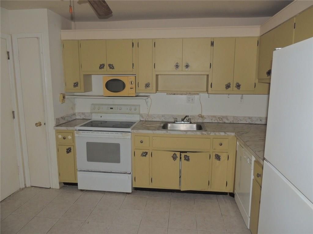 CASTLE APTS - Residential