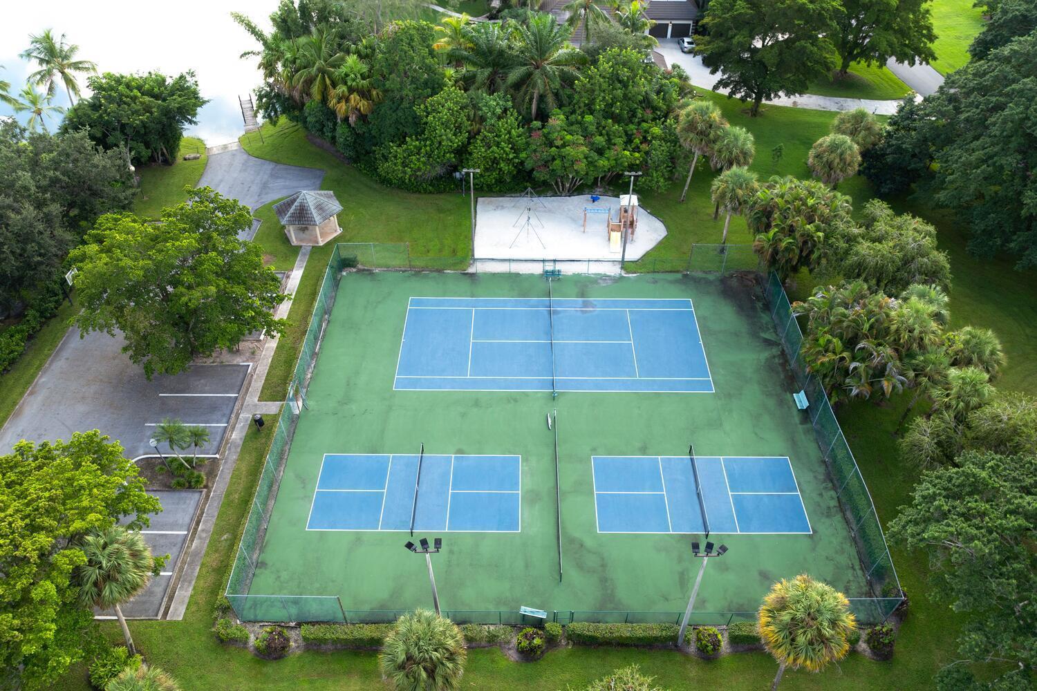 BANYAN LAKES - Residential