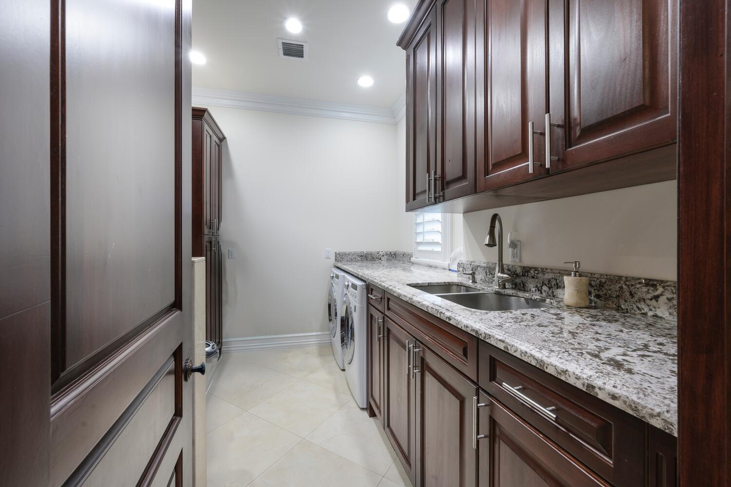 BANYAN LAKES - Residential