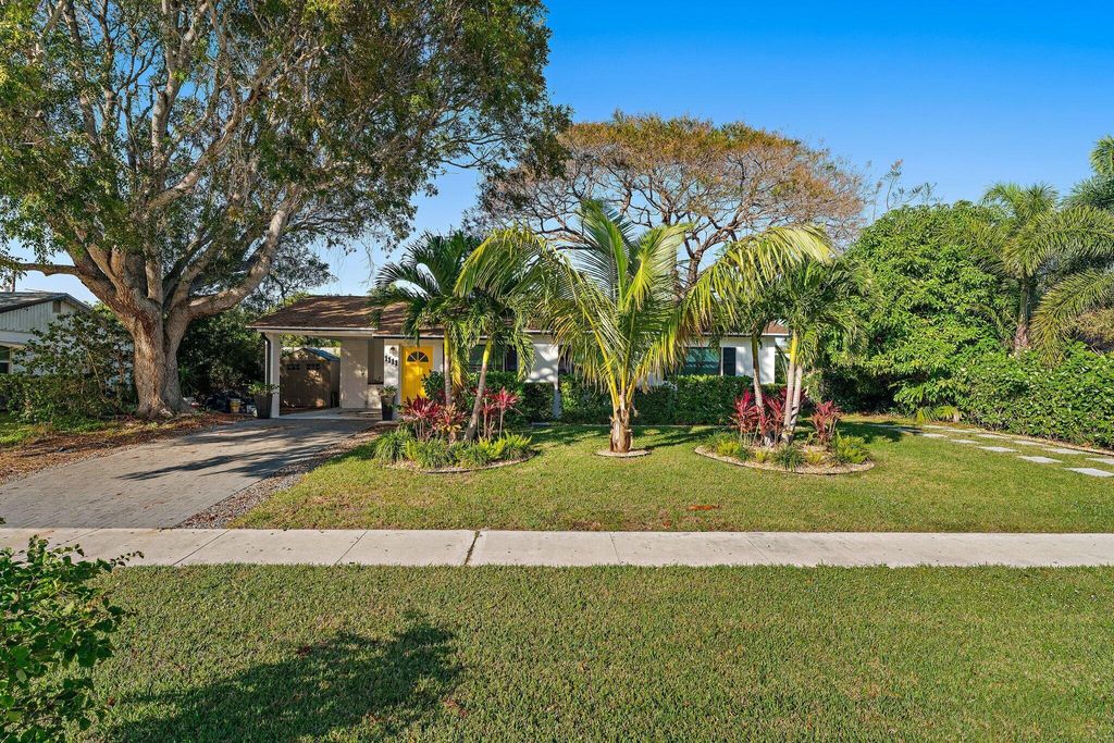 Photo of 1111 Chickasaw Street, Jupiter, FL 33458 (MLS # R10944405)
