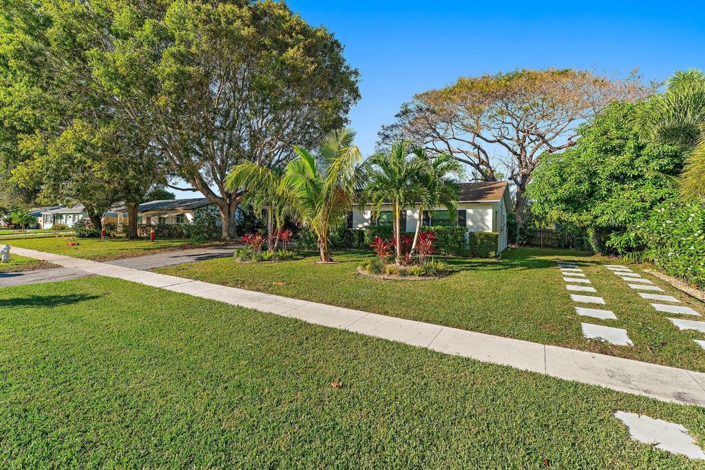 Photo of 1111 Chickasaw Street, Jupiter, FL 33458 (MLS # R10944405)