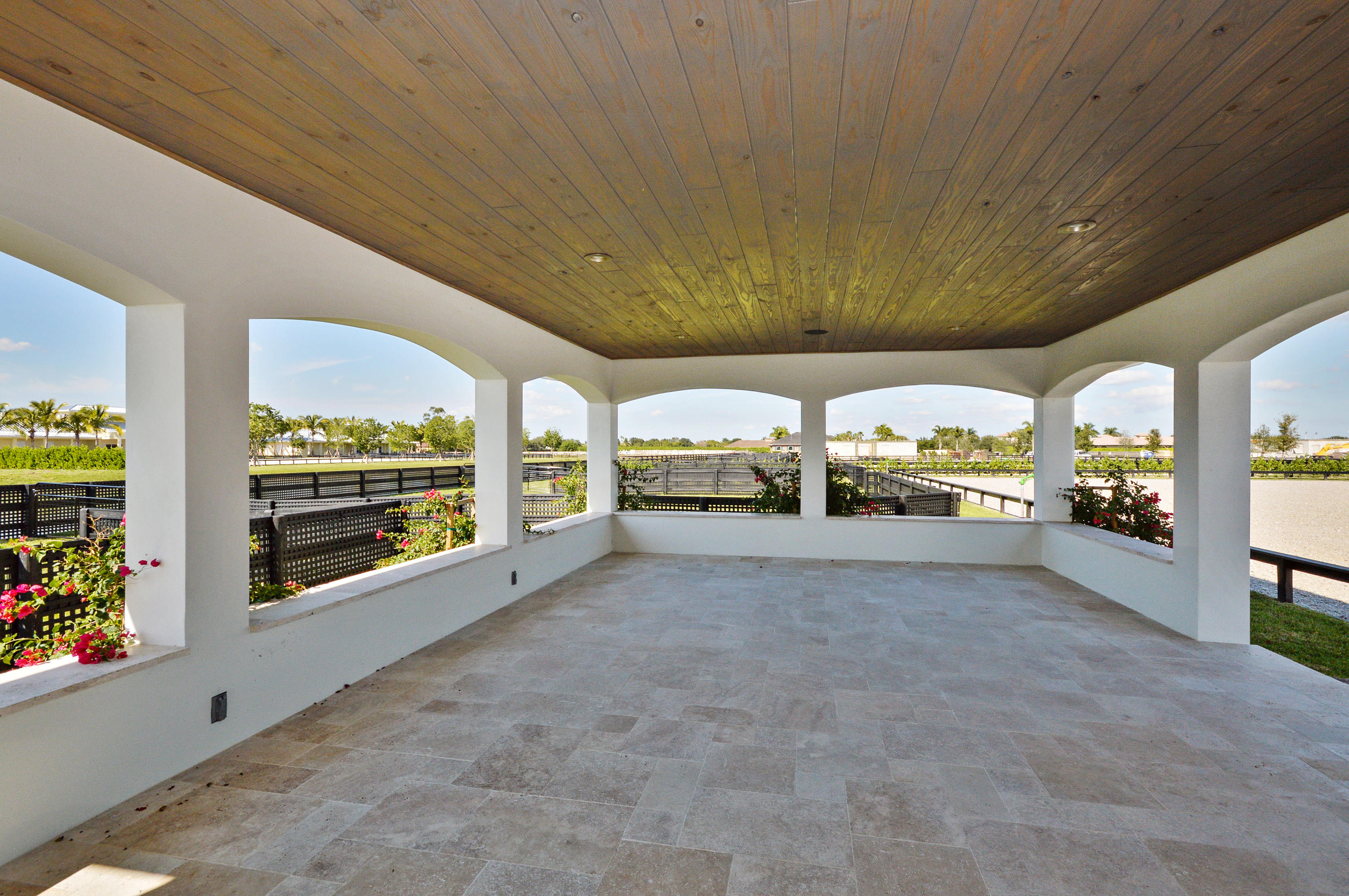 GRAND PRIX VILLAGE SOUTH - Land