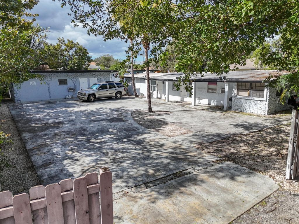 Photo of 633 NW 15th Avenue, Fort Lauderdale, FL (MLS # B26020398)