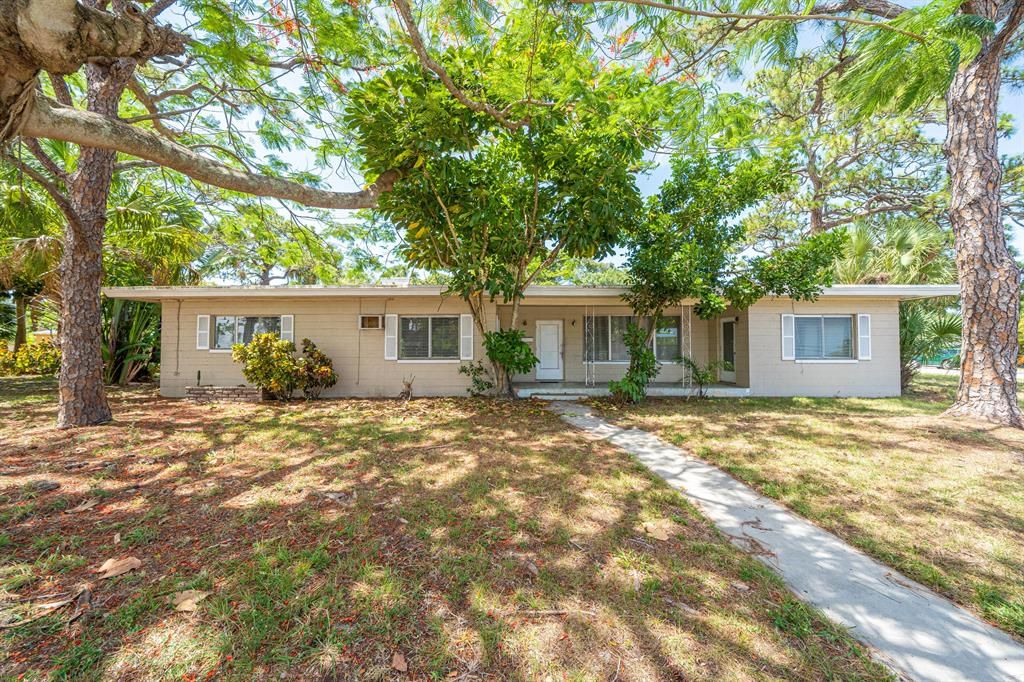Photo of 706 Ohio Avenue, Fort Pierce, FL 34950 (MLS # R10805063)