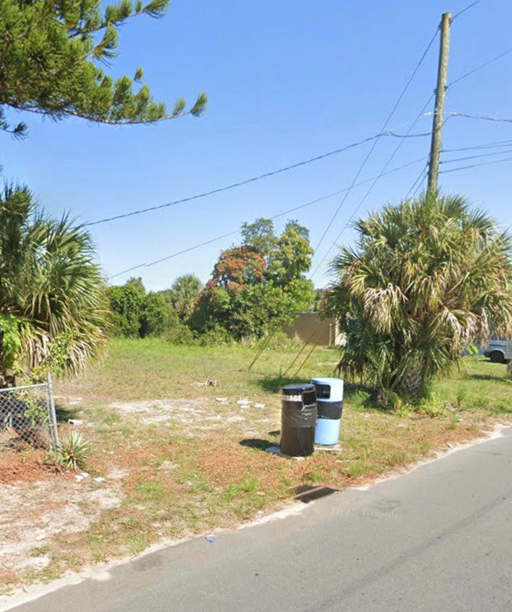 Photo of 833 SE TARPON Avenue, Stuart, FL 34994 (MLS # B26061331)