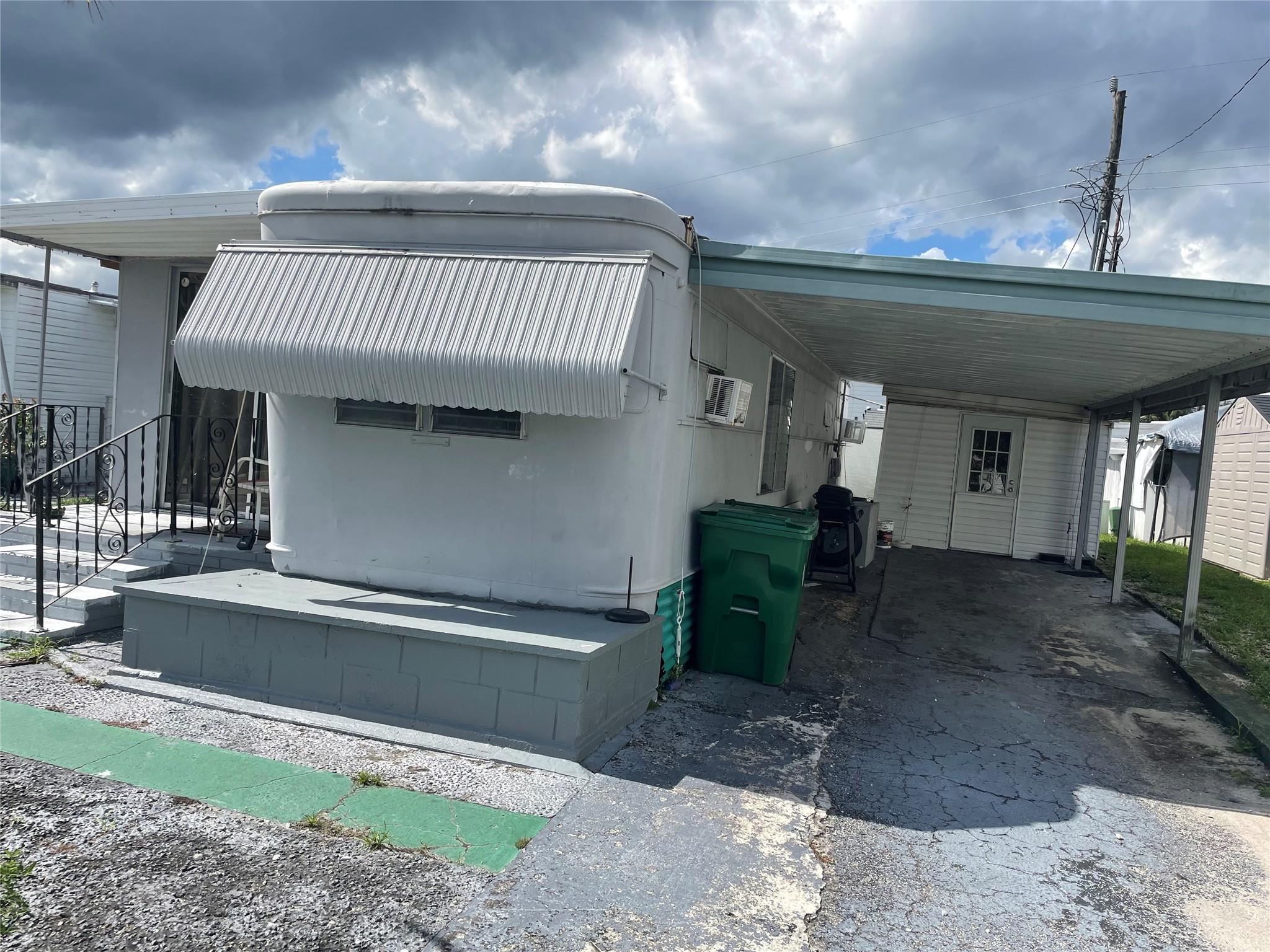 Beautiful 2/1 mobile home with nice tile through out - split bedroom plan - updated kitchen - open porch - -association states it is HOPA verified - -truly a must see....