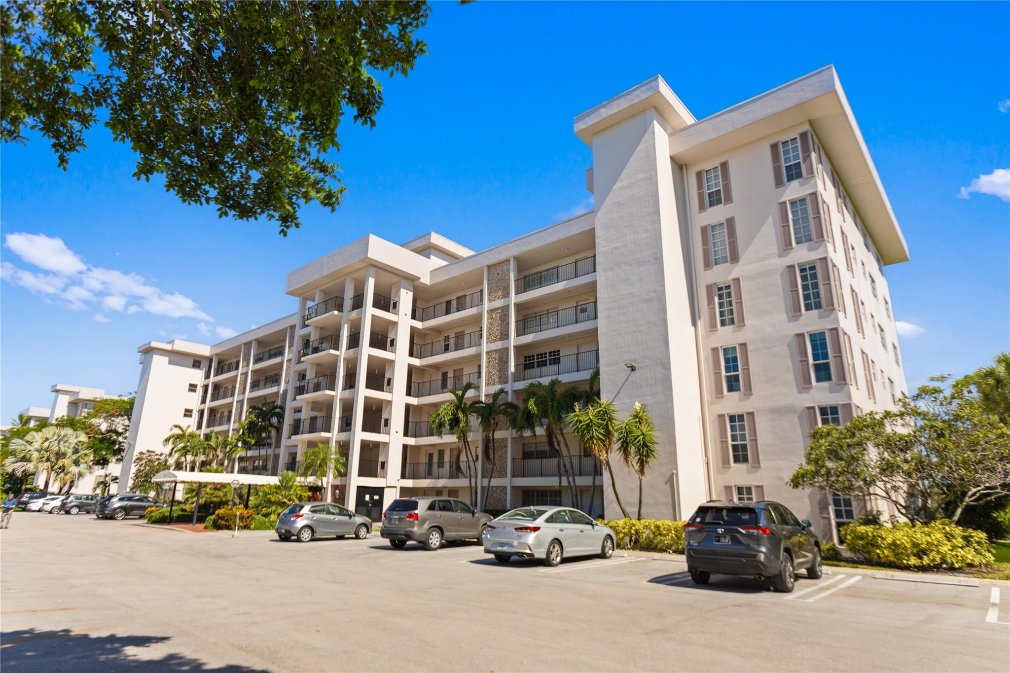 3000 N Palm Aire Dr 403